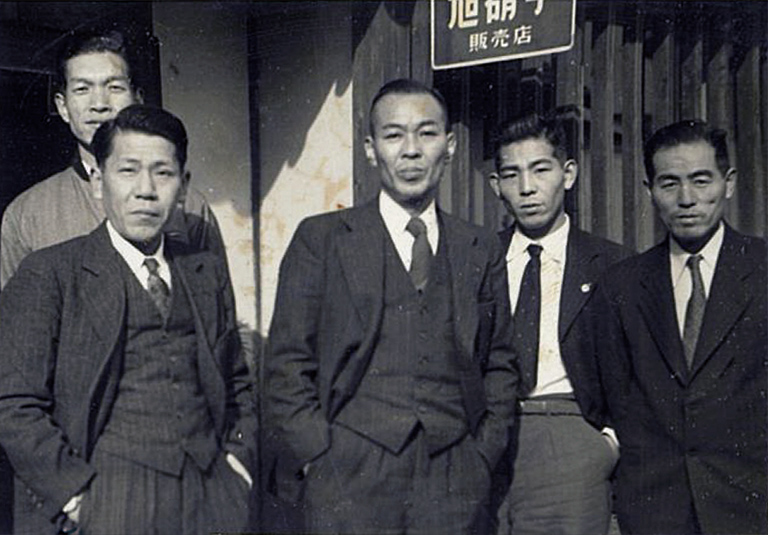 法人化した社屋前にて