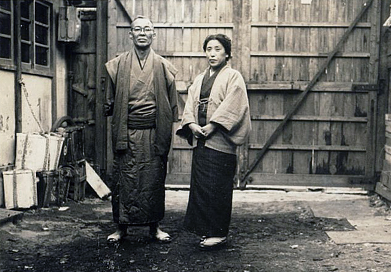 大阪市中央区高津にあった本社にて