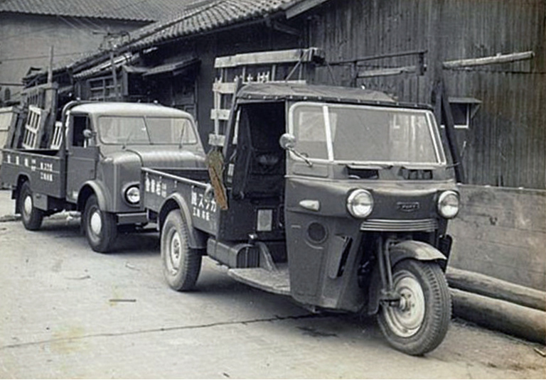 三輪車、四輪の自動車