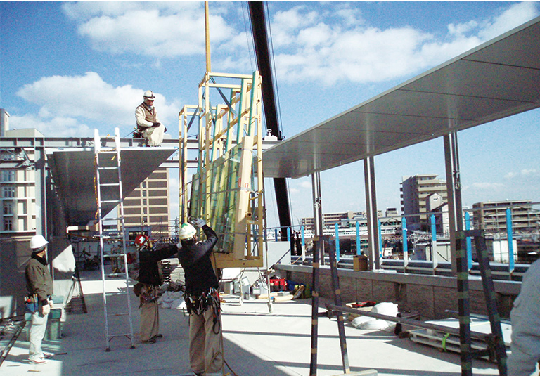 JR 高槻駅北東開発・ガラス事業部の工事